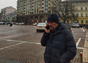 Украинец с телефоном, фото: Знай.ua