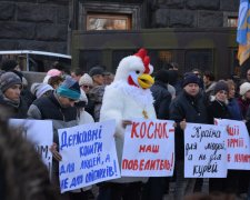 Наша Ряба за ваші гроші: олігарх Косюк відбере в українців гроші на хліб та курей, мільйони горбатяться на благо мільярдера