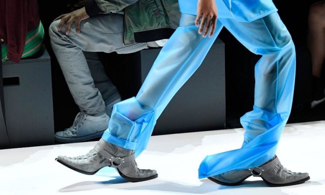 Неделя моды в Нью-Йорке: модели шокировали двусторонней обувью