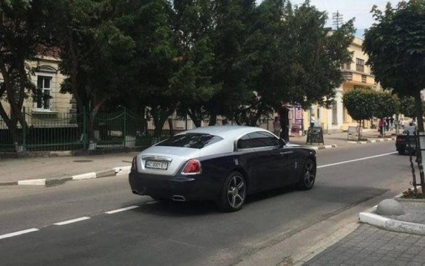 Rolls-Royce та елітні будинки: львівська митничка ледве втекла від журналістів