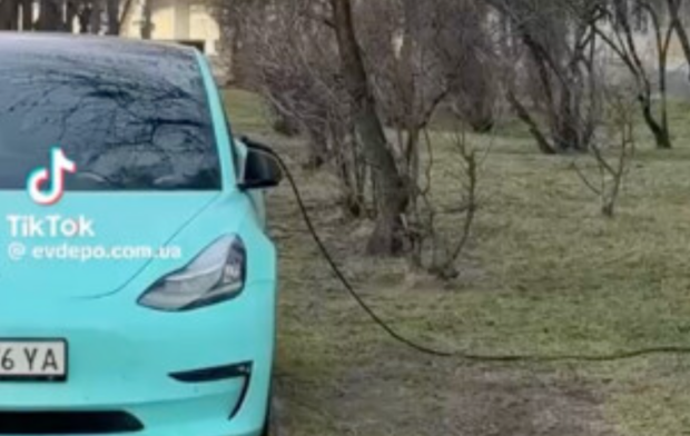 Звикли, все по-домашньому: водіям нагадали, чим загрожує зарядка авто з вікна квартири