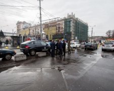 Автокатастрофа в Дніпрі: завантажена фура протаранила парковку з людьми