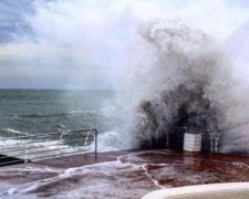 Шторм зачарував одеситів своєю бурхливою стихією (фото, відео)