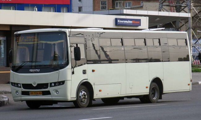 Замість смерті – інвалідність: у Києві самовбивця-невдаха стрибнула під колеса маршрутки