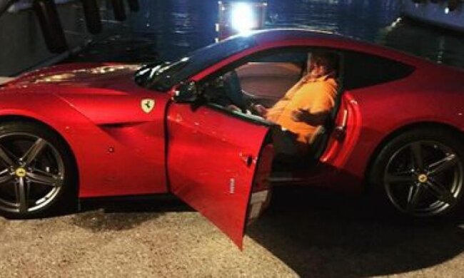 Потап не поместился в салоне машины через собственный живот