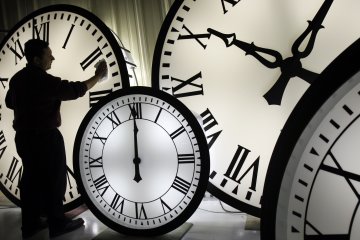 В Україні перейшли на зимовий час: котра тепер година