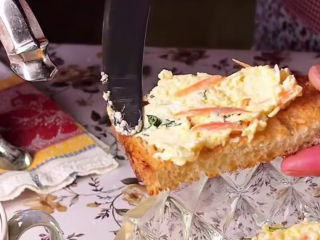 Намазка на хлеб, кадр из видео