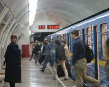 "Ніж у пузо ніхто не хоче?": у Києві неадекват вирішив покурити в метро, - скандальне відео