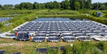 Експериментальні ставки з плавучими сонячними панелями, фото: Environmental Science &amp; Technology