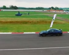 Nissan GT-R обігнав безпілотник