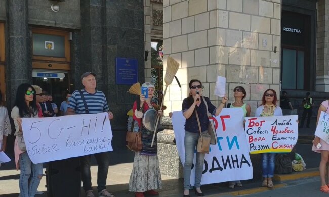 У Києві бабця з мітлою оголосила війну 5G