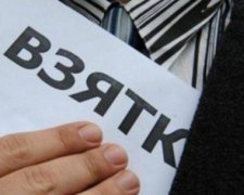 Потрапив у халепу: за хабар затримано замголови Київської ОДА (фото)