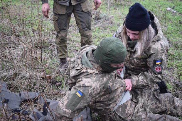 на Донбассе украинские воины защищают наш мирный Новый год
