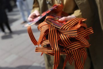 У Росії почали продавати георгіївські стрічки зі свастикою: "Спасибо деду за победу"