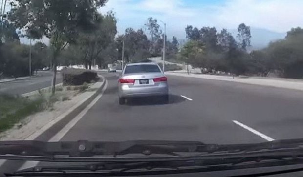 Екстремалка на повній швидкості “вийшла” з автівки (відео)