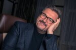 Щасливий Пономарьов взяв на руки волохату красуню: "Негарно показувати..."