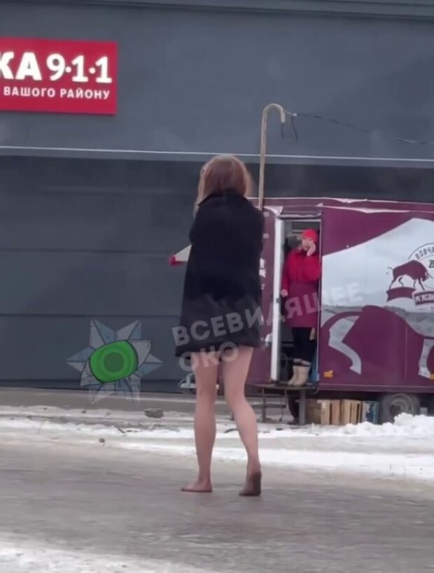 В Харькове голая женщина средних лет танцевала на улице