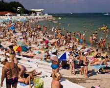 Слизькі і смердючі: в Одесі пляжі потерпають від небаченого лиха