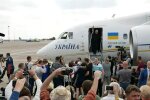 Україна зустріла своїх героїв: сльози, радість, обійми