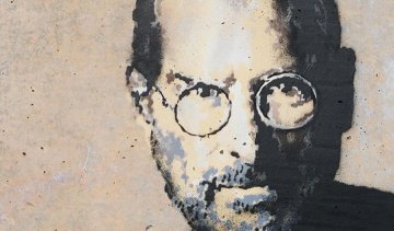 Син мігранта Стів Джобс у таборі біженців (фото)