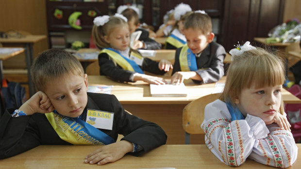 Кнопкодавы, друзья Януковича и Ляшко: политики с "торбами" атаковали школьников, выборы на носу