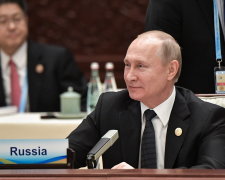 Путіна підловили на черговому фейлі: "двійники розбіглися", однією ногою в Пекіні, а іншою в церкві