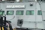 Скотинячі умови класу "карантин": у полонених українських моряків відібрали найцінніше