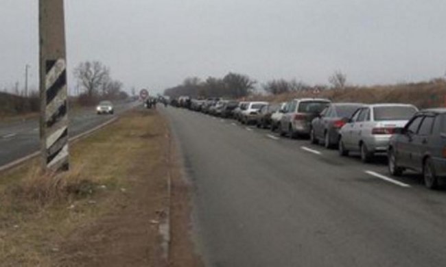 Два пункти пропуску на Донеччині перекрили через обстріли бойовиків