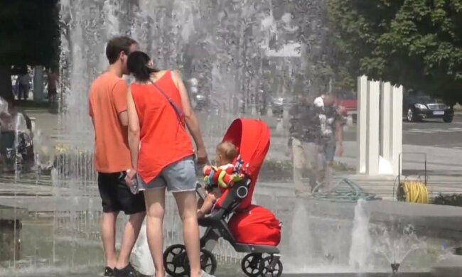 Батьки дитини, фото: скріншот з відео