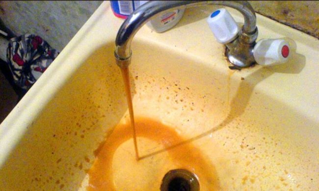 Сімферопольці скаржаться на якість води з крана