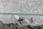 Мужчина штурмовал парламент Словении с бензопилой, кадр из видео