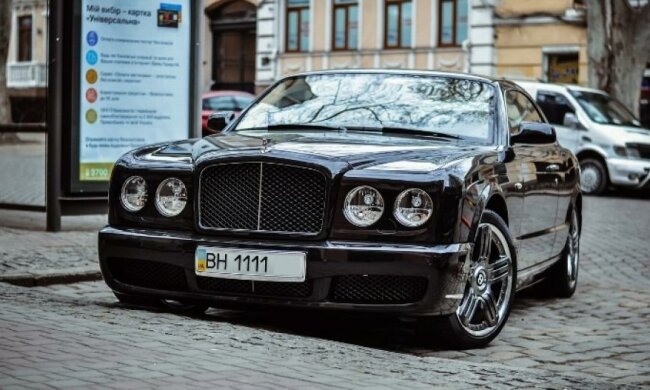 Рідкісний автомобіль Bentley красується на вулицях Одеси