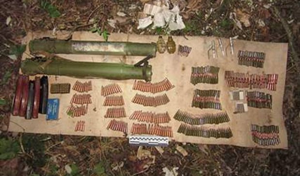 СБУ обнаружили под Черкассами тайник с гранатометами и боеприпасами (фото)