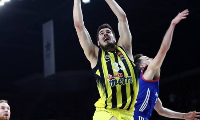 Баскетболіст отримав по обличчю від одноклубника