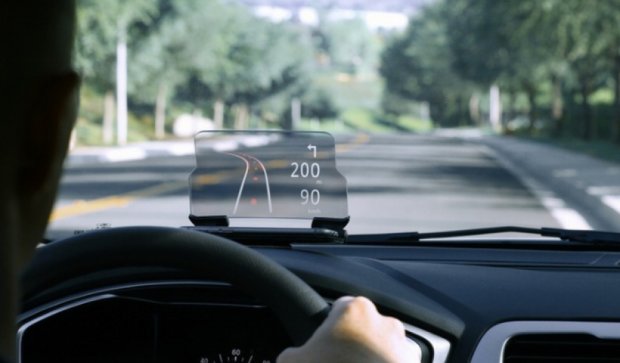 Разработчики создали бюджетный голографический экран для автомобилей (видео)