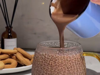 Горячий шоколад, кадр из видео