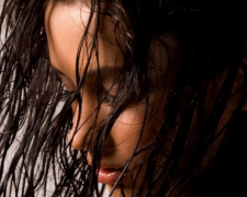 Мокре волосся, кадр з відео