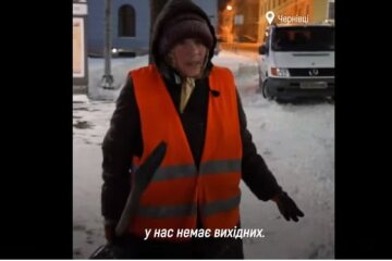 70-річна чернівчанка гарує на вулиці в сніг і дощ за мінімалку, на пенсію - зась: "В нас нема вихідних"