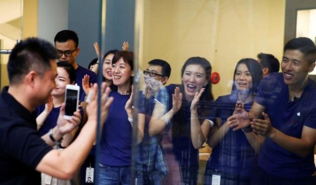 Світова істерія: Apple розпочала продаж iPhone 7