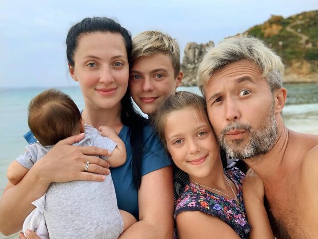 Сергей Бабкин с женой и детьми