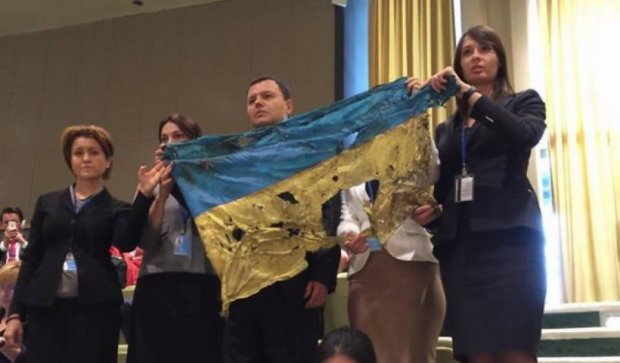 Перед выступлением Путина в ООН вывесили "расстрелянный" флаг Украины