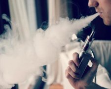 Любителів електронних сигарет почали кидати за ґрати