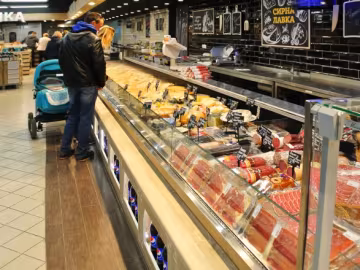 Чому гривня міцнішає, а продукти дорожчають? Економісти розклали все по поличках
