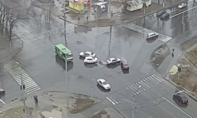 Водитель проигнорировал светофор и столкнулся с тремя машинами (видео)  