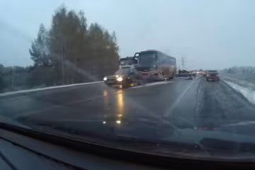 Українська блогерша розбилася на засніженій трасі: фото