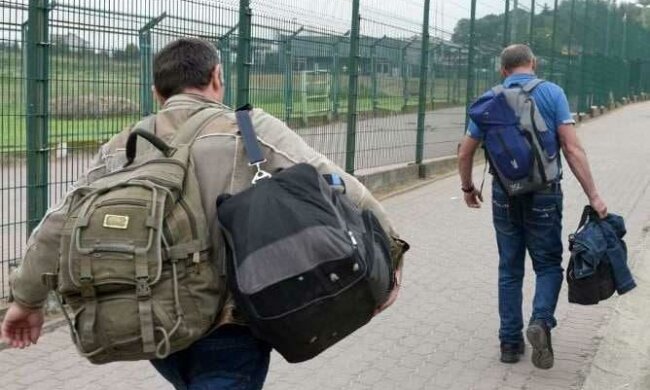 Украинец попал в трудовое рабство вместо заработков: отобрали паспорт и заставили вкалывать по 15 часов