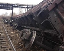 Невдало застряг: у Чехії електричка рознесла трактор
