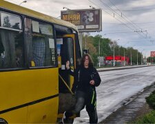 Проезд в Одессе: пассажир выходит из маршрутки