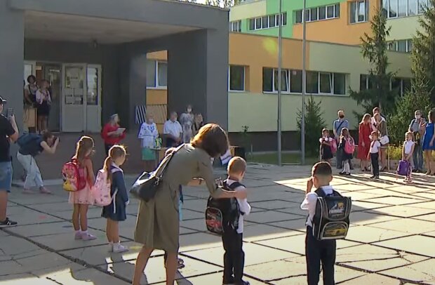 В Тернополе школьников посадили за парты священники - вместо родителей