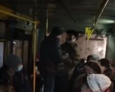 В Харькове больного пенсионера силой и матами усаживали на свободное место, больно смотрть: "Сдохните уже"